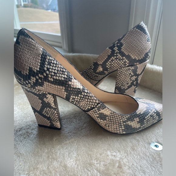 Vince Camuto Shoes - Vince Camuto Woman’s Faux Snake Pumps in SZ 8.5/EU39 Shoes are gorgeous